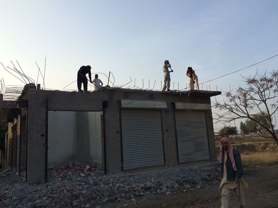 ڈیرہ گجراں میں دکانوں کے انہدام کا عمل جاری ہے